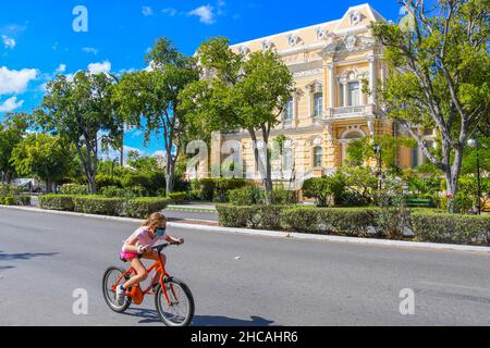 Menschen Radfahren auf der Fahrradroute auf Paseo de Montejo (für den Verkehr gesperrt) am Sonntag, Merida Mexiko Stockfoto