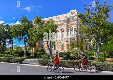 Menschen Radfahren auf der Fahrradroute auf Paseo de Montejo (für den Verkehr gesperrt) am Sonntag, Merida Mexiko Stockfoto