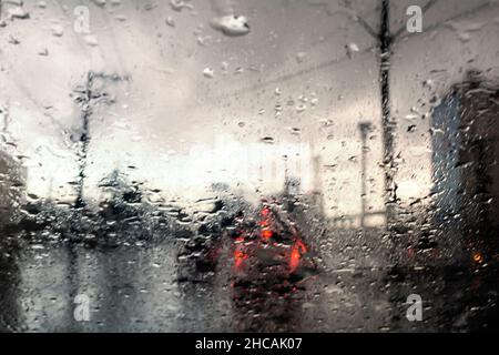 Täglicher Verkehr, Blick durch das Fenster an regnerischen Tagen. Salvador, Bahia, Brasilien Stockfoto