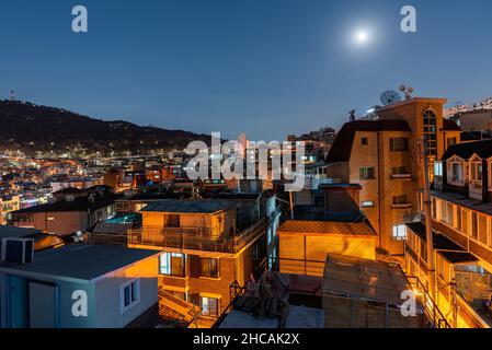 Itaewon-Bezirk bei Nacht in Yongsan, Seoul, Südkorea, am 22. Dezember 2021 Stockfoto