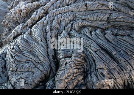 Lava Hintergrund auf Paradise Cliffs, Hilo, Big Island, Hawaii. Glatte, wellige Oberfläche von gefrorener Pahoehoe-Lava Stockfoto