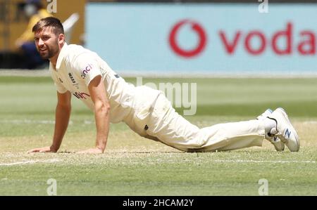 Der englische Mark Wood am zweiten Tag des dritten Ashes-Tests auf dem Melbourne Cricket Ground, Melbourne. Bilddatum: Montag, 27. Dezember 2021. Stockfoto