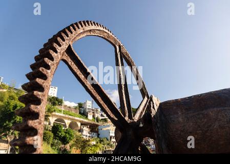 Nautische Infrastruktur gegen den blauen Himmel gesehen. Salvador, Bahia, Brasilien. Stockfoto