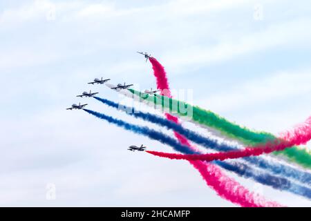 ABU DHABI, VAE - 02. DEZEMBER 2018: Al Fursan Kunstflugteam macht Stunts am Himmel in Abu Dhabi, VAE Stockfoto