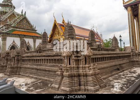 Modell des alten Khmer Angkor Wat Tempels aus dem 12. Jahrhundert, Kambodscha. Das Modell ist im Tempel des Smaragd-Buddha (Grand Palace), Bangkok, Thailand, zu sehen Stockfoto