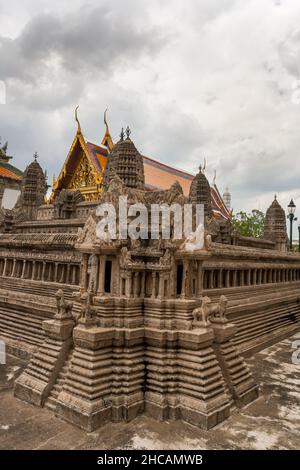 Modell des alten Khmer Angkor Wat Tempels aus dem 12. Jahrhundert, Kambodscha. Das Modell ist im Tempel des Smaragd-Buddha (Grand Palace), Bangkok, Thailand, zu sehen Stockfoto