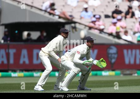 MELBOURNE, AUSTRALIEN - 27. DEZEMBER: Jos Buttler und Joe Root Captain of England spielen am zweiten Tag des dritten Vodafone Test Cricket-Spiels zwischen Australien und England auf dem Melbourne Cricket Ground am 27. Dezember 2021 in Melbourne, Australien. Bild: brett keating/Alamy Live News Stockfoto