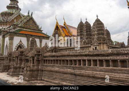 Modell des alten Khmer Angkor Wat Tempels aus dem 12. Jahrhundert, Kambodscha. Das Modell ist im Tempel des Smaragd-Buddha (Grand Palace), Bangkok, Thailand, zu sehen Stockfoto