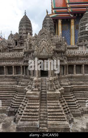 Modell des alten Khmer Angkor Wat Tempels aus dem 12. Jahrhundert, Kambodscha. Das Modell ist im Tempel des Smaragd-Buddha (Grand Palace), Bangkok, Thailand, zu sehen Stockfoto