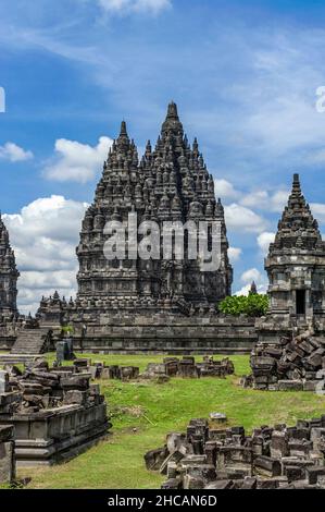 Prambanan Tempel unter dem blauen Himmel. Stockfoto