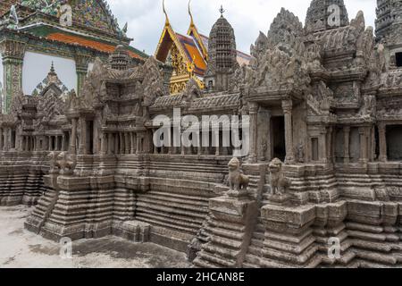 Modell des alten Khmer Angkor Wat Tempels aus dem 12. Jahrhundert, Kambodscha. Das Modell ist im Tempel des Smaragd-Buddha (Grand Palace), Bangkok, Thailand, zu sehen Stockfoto