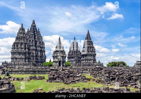 Prambanan Tempel unter dem blauen Himmel. Stockfoto