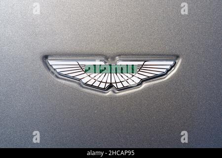 Aston Martin-Abzeichen auf der Motorhaube. Stockfoto