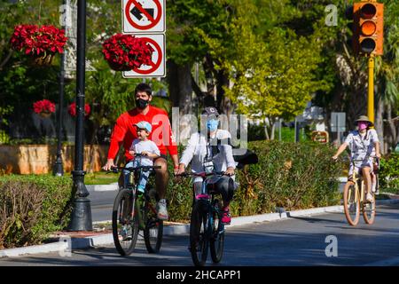 Leute, die an einem sonntag auf dem Paseo de Montejo, Merida, Mexiko, Radfahren Stockfoto