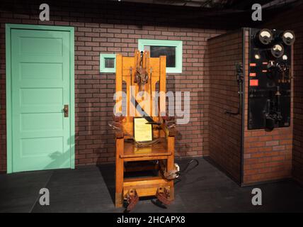 Elektrischer Holzstuhl mit Lederriemen, Old Sparky genannt, wird im Texas Prison Museum in Huntsville ausgestellt. Stockfoto