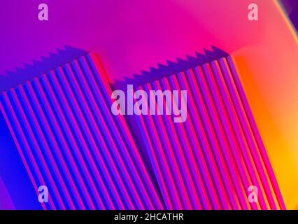 Rosa und violetter Hintergrund mit Linien. Abstrakter Neonhintergrund mit Farbverlauf und Streifen. Stockfoto