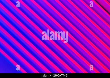 Rosa und violetter Hintergrund mit Linien. Abstrakter Neonhintergrund mit Farbverlauf und Streifen. Stockfoto