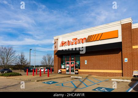 Flowood, MS - 15. Dezember 2021: AutoZone ist ein Einzelhändler für Autoteile und Zubehör. Stockfoto