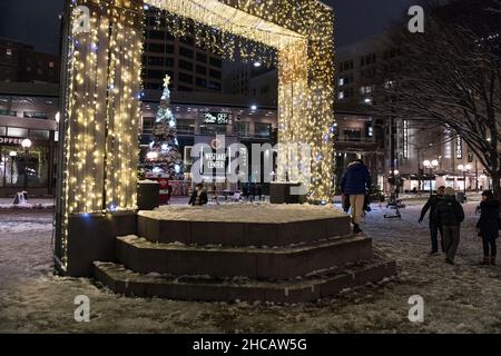 Seattle, USA. 26th Dez 2021. Boxing Day im Westlake Park. Seattle wurde am frühen Tag mit seinem ersten messbaren Winterschnee getroffen. Der Staat gab um 3:45pm Uhr einen speziellen Wetterwarnungsalarm für gefährliche kalte Temperaturen aus, der voraussichtlich für die nächsten 4 Tage andauern wird. Quelle: James Anderson/Alamy Live News Stockfoto