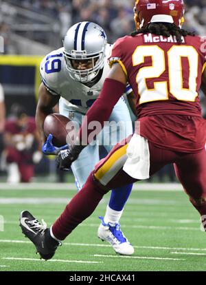 Arlington, Usa. 26th Dez 2021. Dallas Cowboys Amari Cooper macht am Sonntag, den 26. Dezember 2021, einen Fang vor dem Washington Football Team Bobby McCain während ihres NFL-Spiels im AT&T Stadium in Arlington, Texas. Foto von Ian Halperin/UPI Credit: UPI/Alamy Live News Stockfoto