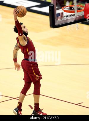 Cleveland, Usa. 26th Dez 2021. Cleveland Cavaliers Denzel Valentine45) im Rocket Mortgage Fieldhouse in Cleveland, Ohio, am Sonntag, den 26. Dezember 2021, während des Spiels von Cavs gegen Toronto Raptors untergeht. Foto von Aaron Josefczyk/UPI Credit: UPI/Alamy Live News Stockfoto