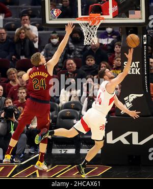 Cleveland, Usa. 26th Dez 2021. Toronto Raptors JSvi Mykhailiuk (14) liegt am Sonntag, den 26. Dezember 2021, hinter den Cleveland Cavaliers Lauri Markkanen (24) im Rocket Mortgage Fieldhouse in Cleveland, Ohio. Foto von Aaron Josefczyk/UPI Credit: UPI/Alamy Live News Stockfoto