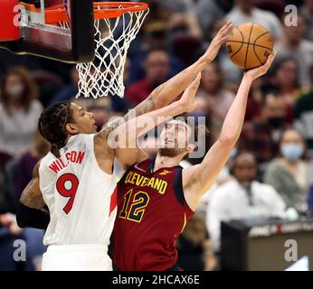 Cleveland, Usa. 26th Dez 2021. Cleveland Cavaliers Luke Kornet (12) wird von Toronto Raptors D.J. gefoult Wilson (9) am Sonntag, den 26. Dezember 2021, im Rocket Mortgage Fieldhouse in Cleveland, Ohio. Foto von Aaron Josefczyk/UPI Credit: UPI/Alamy Live News Stockfoto