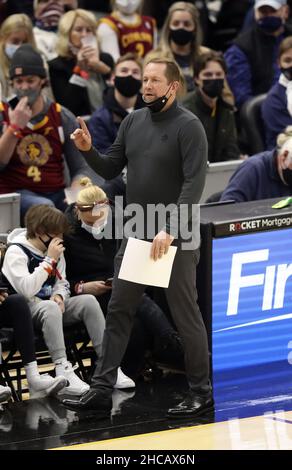 Cleveland, Usa. 26th Dez 2021. Toronto Raptors Cheftrainer Nick Nurse trainiert am Sonntag, 26. Dezember 2021, gegen die Cleveland Cavaliers im Rocket Mortgage Fieldhouse in Cleveland, Ohio. Foto von Aaron Josefczyk/UPI Credit: UPI/Alamy Live News Stockfoto