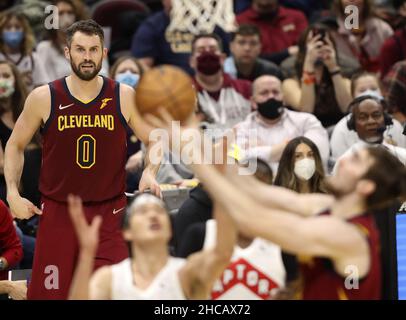 Cleveland, Usa. 26th Dez 2021. Cleveland Cavaliers Kevin Love (0) beobachtet am Sonntag, den 26. Dezember 2021, ein Spiel gegen die Toronto Raptors im Rocket Mortgage Fieldhouse in Cleveland, Ohio. Foto von Aaron Josefczyk/UPI Credit: UPI/Alamy Live News Stockfoto