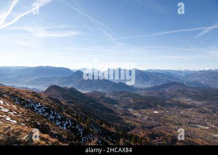 Landschaft vom Gipfel des Costalta-Berges. Panorama der italienischen Alpen. Baselga di Pinè, Lagorai Stockfoto