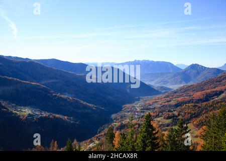 Herbstlandschaft im Mocheni-Tal, Baselga di Pine, Italien. Blick auf die Berge Stockfoto