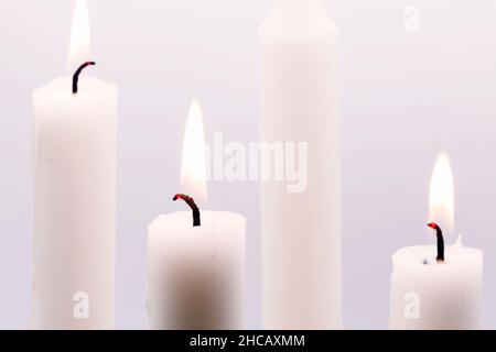 Am dritten Adventssonntag zündeten drei Kerzen an Stockfoto