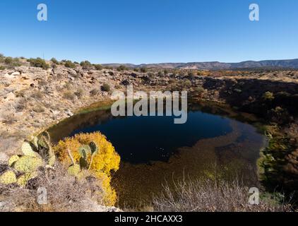 Im Herbst aus einem Aussichtspunkt fotografiert der im Frühling gespeiste Teich, genannt Montezuma Well National Monument in Arizona. Stockfoto