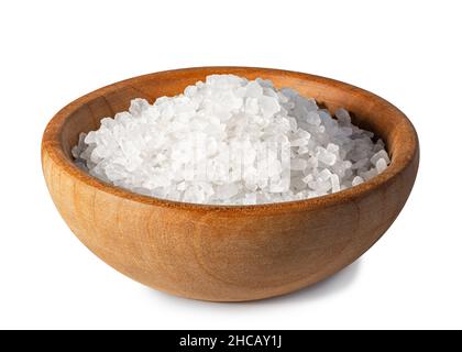 Meersalz in Holzschale isoliert auf weiß Stockfoto