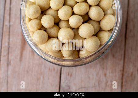 Pilus-Erdnüsse, Erdnüsse in weißes, herzhaftes Mehl eingewickelt, herzhafter Geschmack, typische Snacks der indonesischen Region Stockfoto