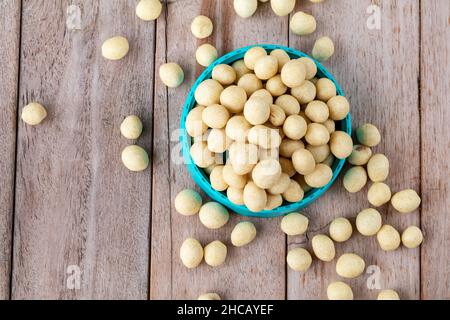 Pilus-Erdnüsse, Erdnüsse in weißes, herzhaftes Mehl eingewickelt, herzhafter Geschmack, typische Snacks der indonesischen Region Stockfoto