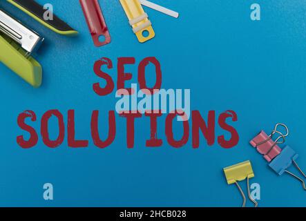 Handschriftenschild Seo Solutions. Wort geschrieben auf Suchmaschine Ergebnis Seite erhöhen Besucher durch Rankings auffällig Schulbüro Zubehör, Lehre Stockfoto