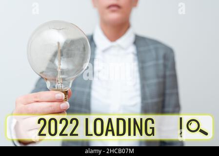 Konzeptionelle Bildunterschrift 2022 Laden. Internet-Konzept Werbung das kommende Jahr Prognose der Zukunft Veranstaltung Lady in Business-Outfit mit Lampe Stockfoto