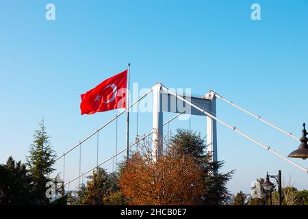 Türkische Flagge und Fatih Sultan Mehmet Brücke in Istanbul. FSM-Brücke auch bekannt. Stockfoto