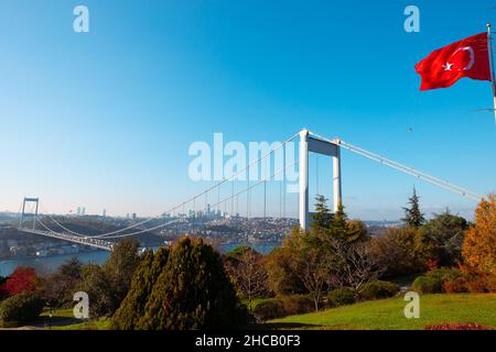 Fatih Sultan Mehmet Brücke und türkische Flagge in Istanbul. Istanbul Hintergrundbild. Stockfoto