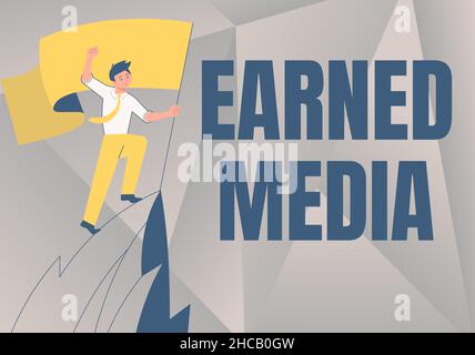 Schreiben mit Anzeige von verdienttem Text. Unternehmensübersicht Werbung durch Werbemaßnahmen von Multimedia man on A Mountain Drawing Proud Stockfoto