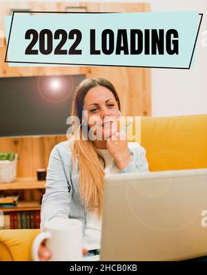 Schild, das 2022 Loading anzeigt. Internet-Konzept Werbung das kommende Jahr Prognose der zukünftigen Veranstaltung beobachten Online-Unterricht, Lesen Internet Stockfoto