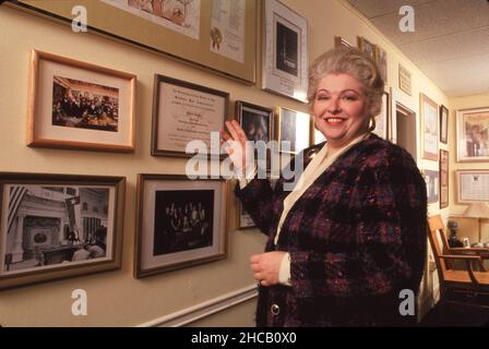 Die Anwältin SARAH WEDDINGON, 76, die sich erfolgreich gegen die Abtreibungsgesetze von Texas vor dem Obersten Gerichtshof der Vereinigten Staaten im 1973 bahnbrechenden Fall Roe v. Wade ausgesprochen hatte, starb am Sonntag, 26. Dezember 2021 in Austin. Sie ist hier in ihrem Büro in Austin, Texas, in den späten 1990er Jahren abgebildet. ©Bob Daemmrich Stockfoto