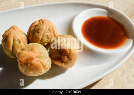 Traditionelles Gujarati-Snack namens Lilva Kachori aus frischen Tuvar- oder Taubenerbsen, die in Kachori gefüllt sind. Winter Special indian Appetizer Snack Stockfoto