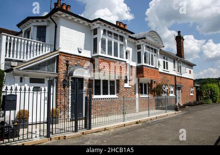 Marlow, Großbritannien - 19. Juli 2021: Blick auf das historische Thames House neben der Schleuse und dem Wehr der Buckinghamshire-Stadt Marlow an einem sonnigen Sommernachtssommer Stockfoto