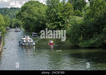 Marlow, Großbritannien - 19. Juli 2021: Menschen genießen einen sonnigen Sommernachmittag auf der Themse in Marlow, Buckinghamshire, mit einer Reihe von Vergnügungsbooten. Stockfoto