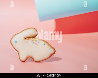 Osterhasen-Plätzchen auf rosa und blauem pastellfarbenem Hintergrund mit Schatten. Happy Easter Day Konzept. Minimales Osterkonzept. Platz für Text kopieren. Ostern Kochen Backing Hintergrund. Stockfoto