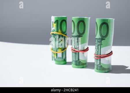 Nahaufnahme der Euro-Geldrolle. Euro-Banknote Set Cash Money - EU-Währung. Gerollt mit Euro-Scheinen aus Gummi. Banknoten sind unterschiedlich aufeinander gestapelt Stockfoto