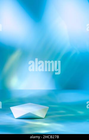 Weißes polygonales Podium auf pastellfarbenem Neonhintergrund mit Schatten Stockfoto