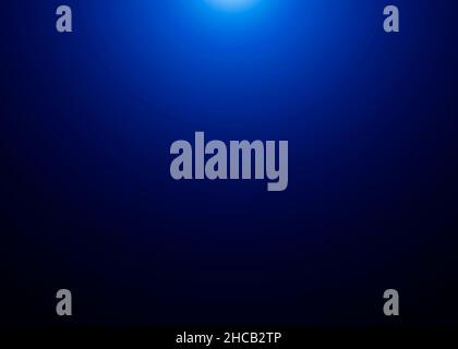 Abstrakter blauer Hintergrund. Tiefblaues Meer oder Meereshintergrund, ein Blick aus der Tiefe bis zur Oberfläche. Hochwertige Illustration Stockfoto